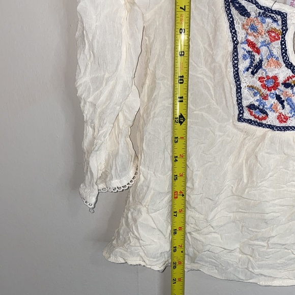 🎱White flowy off the shoulder with detailed pattern top! - Picture 4 of 6